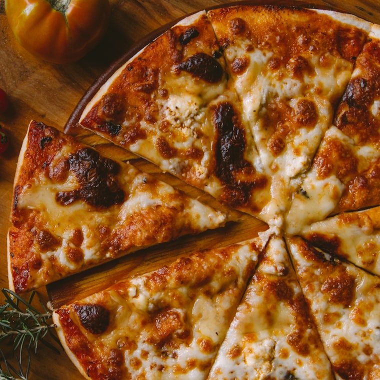 Pizza rustica con pomodorini ed erbe aromatiche