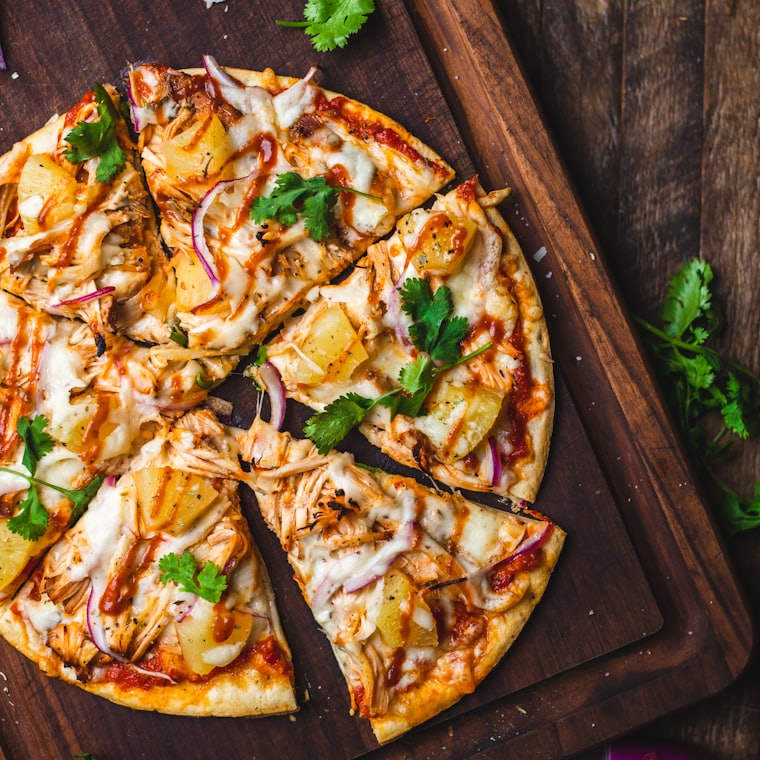 Pizza servita su tagliere di legno scuro