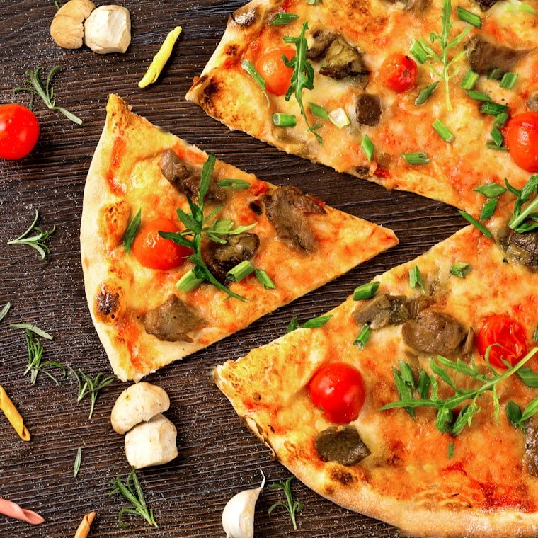 Spicchi di pizza con funghi e rucola