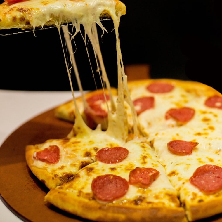 Trancio di pizza filante appena tagliato