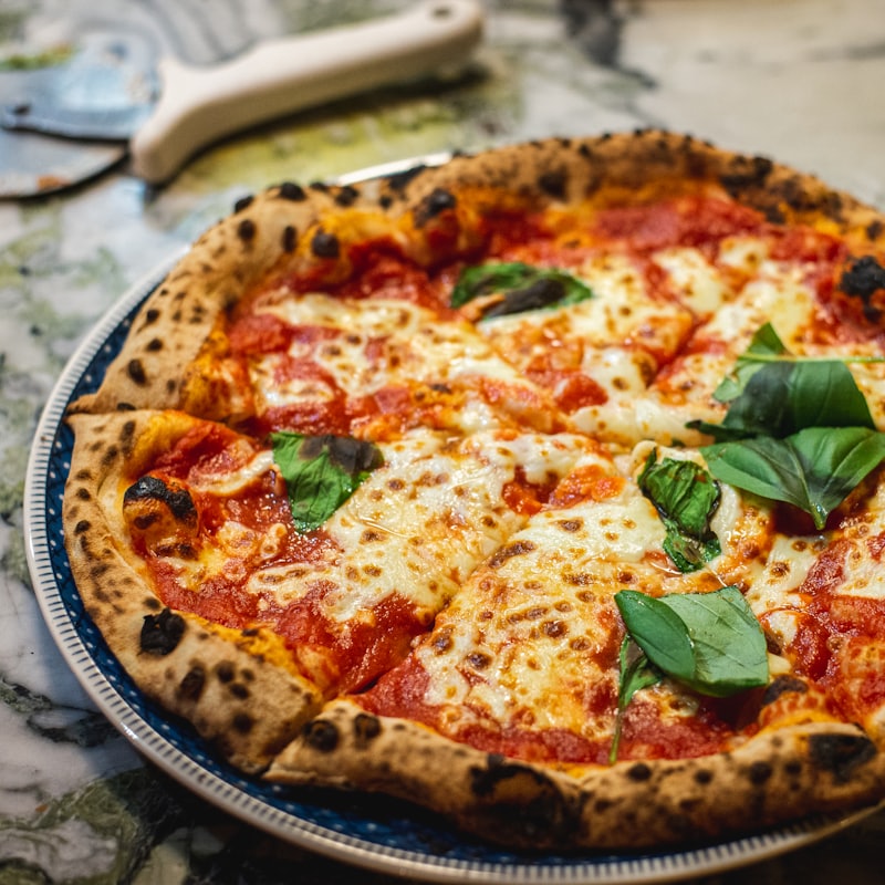 Margherita napoletana con cornicione alto appena sfornata